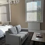 Carlton House 3*