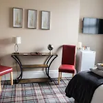 Carlton House 3* سكرابورو