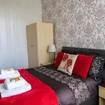 Carlton House بيت ضيافة سكرابورو