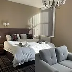 Carlton House بيت ضيافة 3*