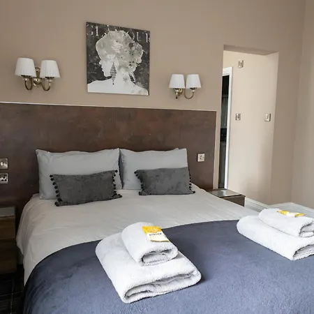 Carlton House 3*